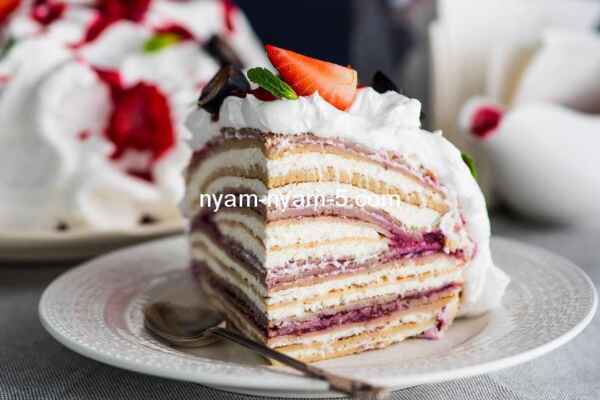 Креп-торт з сирно-вершковим кремом і ягодами