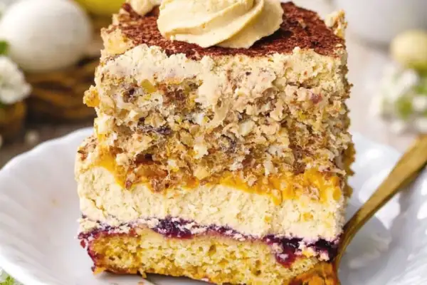 Пляцок «Ефектний» з кавою, карамеллю та горіхами