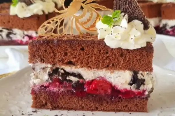 Шоколадний торт із кремом Oreo, вишневим комфі