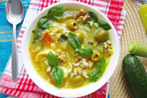 Овочевий суп з оливками та горіхами