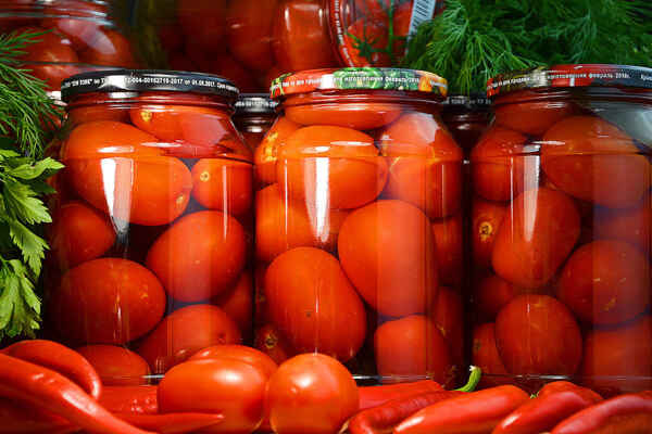Смачний маринад для помідорів: 3 найкращих рецепти для закруток на зиму!
