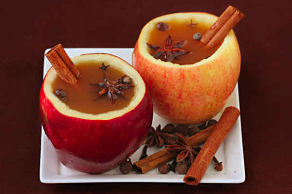 Зігріваючий вітамінний напій з яблук та прянощів