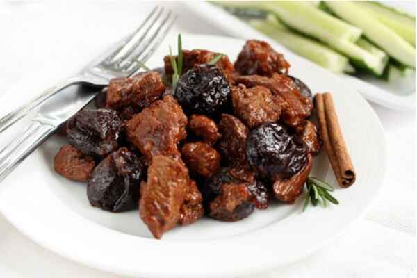 М'ясо з чорносливом у мультиварці: святкова страва, що готується практично сама
