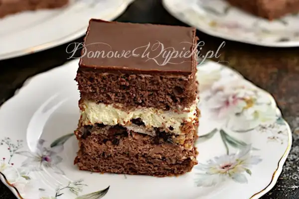 Шоколадний пляцок з вафельним безе.