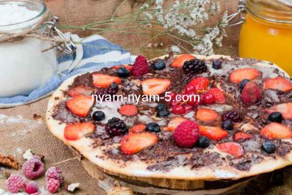 Десертна піца з ягодами та шоколадом