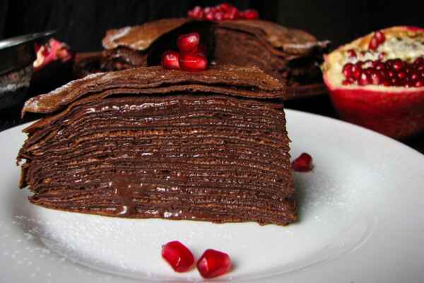 Шоколадний млинцевий торт з кремом з «Нутелли»