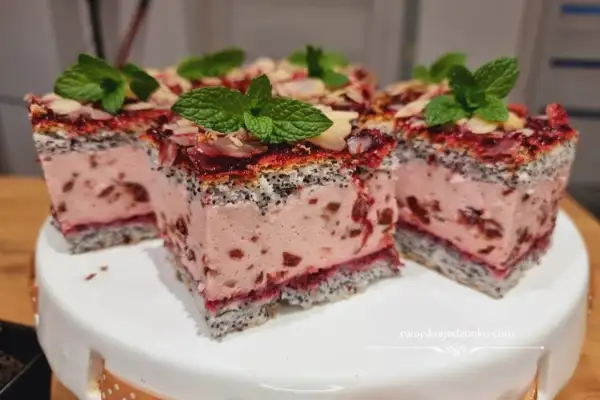 Пляцок «Вишнева пінка на маковому бісквіті»