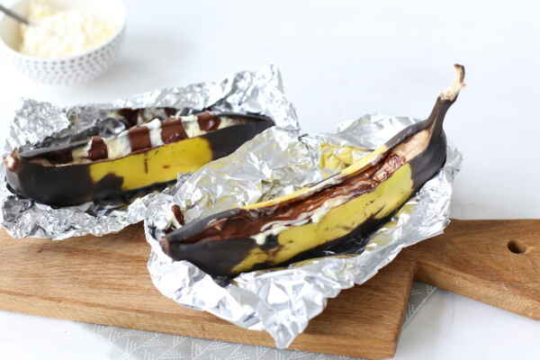Супер-десерт: запечені банани з шоколадом