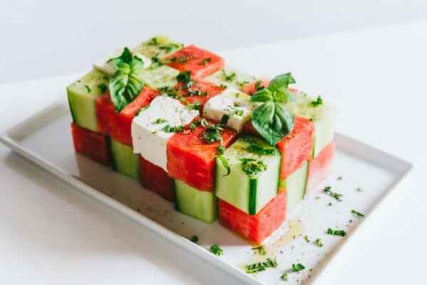 Салат з кубиків кавуна, огірка та фети