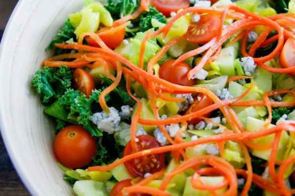 Овочевий салат із зеленим соусом