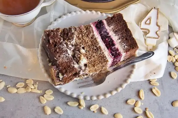 Вершковий торт à la Snickers – із шоколадним кранчем та ягідним желе