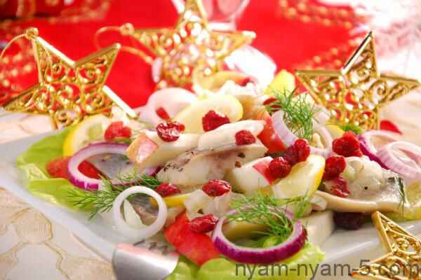 Різдвяний салат з оселедця, яблук і журавлини