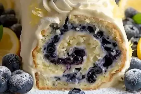Лимонно‑чорничний бісквітний рулет