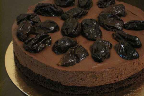 Оксамитовий шоколадний торт з чорносливом