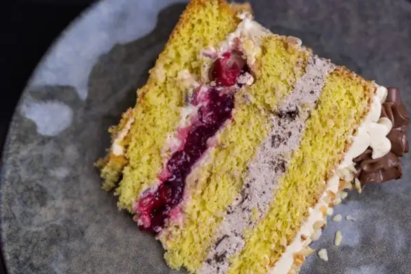 Горіховий торт із вишнями