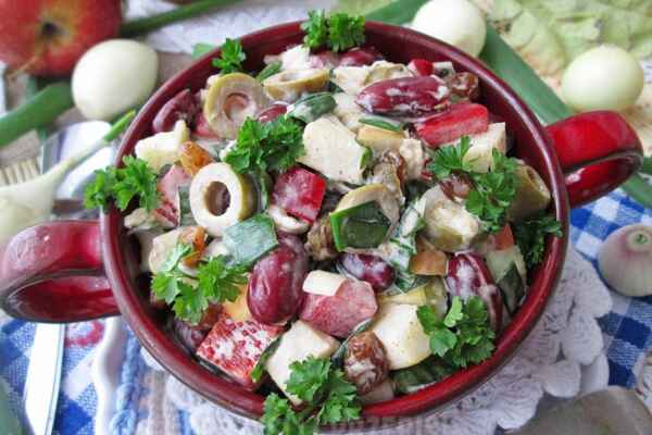 Кольоровий салат з родзинками та оливками