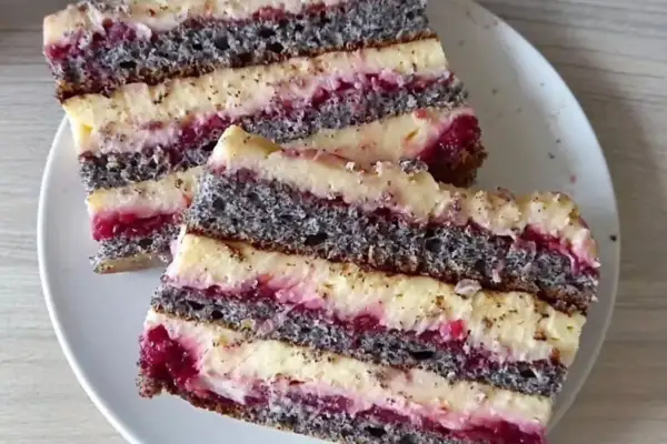 ЯГІДНИЙ ТОРТ ІЗ МАКOМ