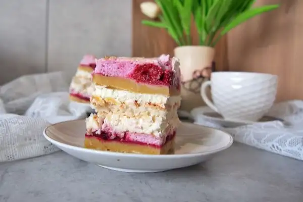 Пляцок «Вишнева Поезія» – із вишневою пінкою та кокосовим безе