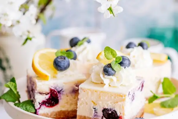 Лимонний сирник з лохиною