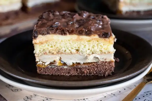 Пляцок з кавовим кремом і родзинками