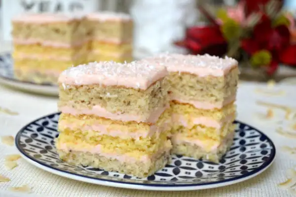 Кокосово-банановий пляцок  з полуничним пудингом