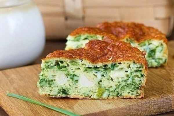 Шалено смачний та ніжний пиріг з зеленою цибулею, куркою і сирною скоринкою