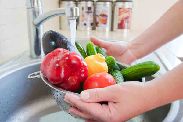 Як правильно мити овочі та фрукти