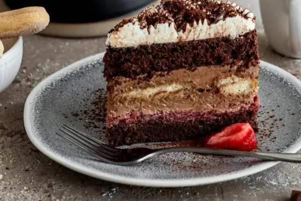 Шоколадний торт із кавою та полуницями