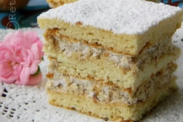 Медовий пляцок з вершково-горіховим кремом.