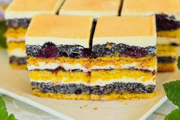 ПЛЯЦОК З ГОРІХАМИ І ВИШНЯМИ