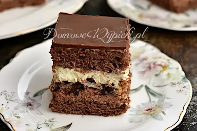 Шоколадний пляцок з вафельним безе.