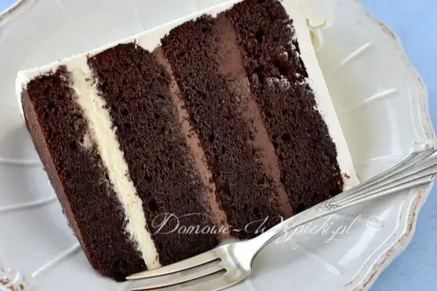Шоколадний торт з трьома видами крему