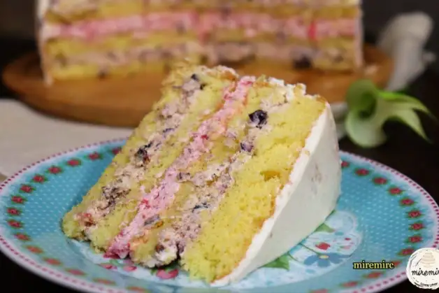 Торт з маскарпоне, чорницею та малиною