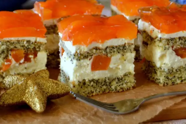 Маковий пляцок з кремом і абрикосами
