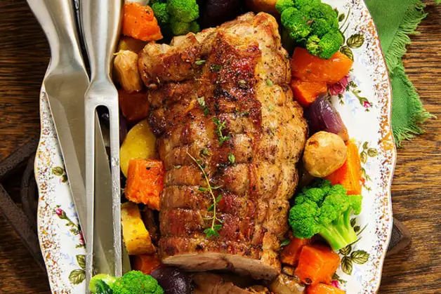 СВИНИНА, запечена з овочами і чебрецем(тимя'ном).