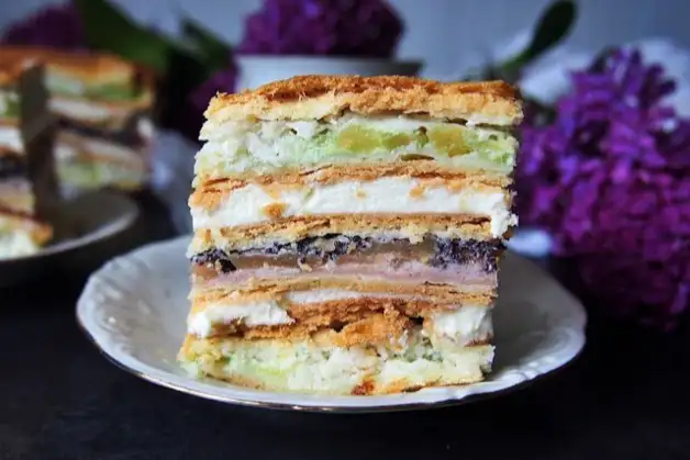 Шалений торт з маком, кокосом і яблуками
