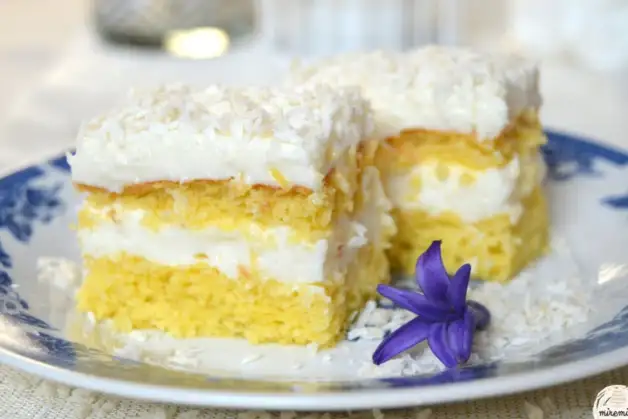 Пляцок з кокосовим бісквітом та лимонним кремом
