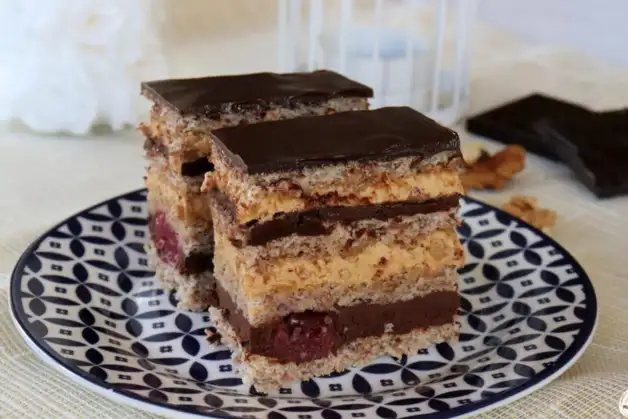 Пляцок з горіховими коржами та шоколадом