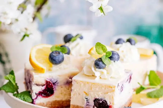 Лимонний сирник з лохиною