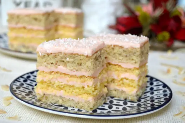 Кокосово-банановий пляцок  з полуничним пудингом