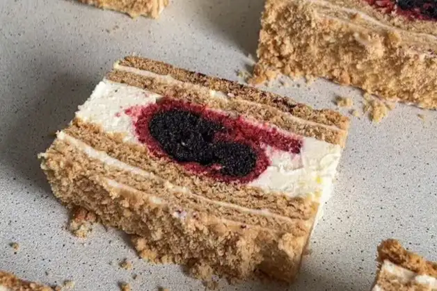 Медовик з маковими рулетиками