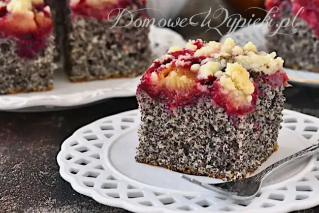 Маковий пиріг зі сливами та штрейзелем