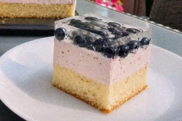 Пляцок з ягідним мусом і чорницями в желе
