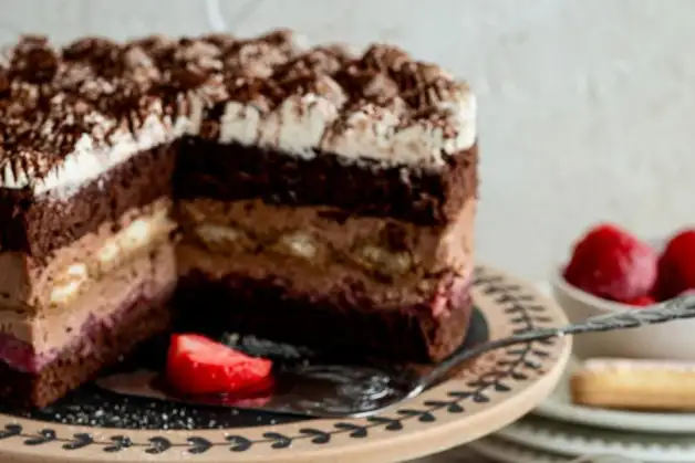 Шоколадний торт із кавою та полуницями