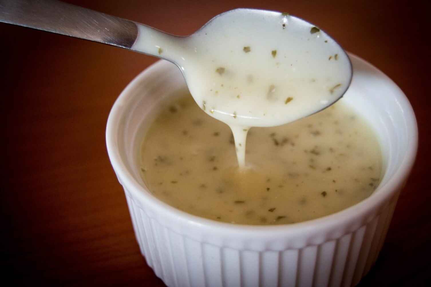 5 салатних соусів-заправок, що смакують краще ніж майонез