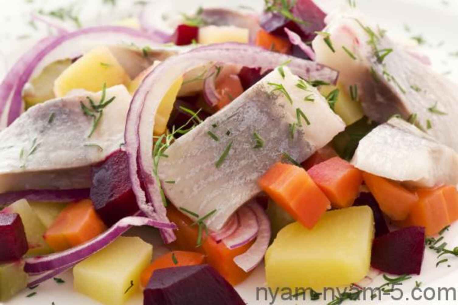 Осінній салат з овочами і оселедцем під йогуртовим соусом