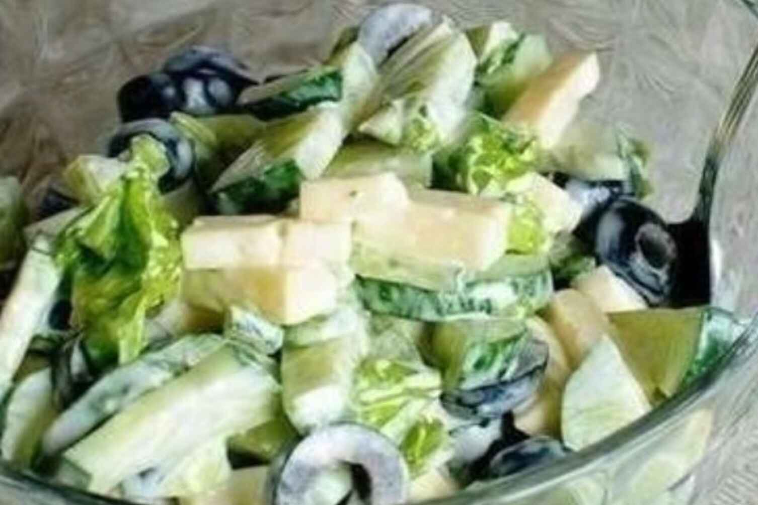 Огірковий салат з оливками та сиром: готувати можна щодня!