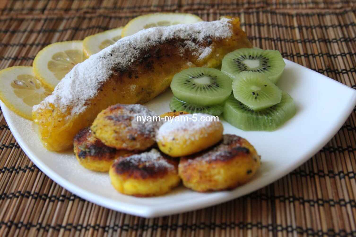 Сніданок в гуцульско-гавайському стилі(смажені банани в клярі з сирниками і згущеним молоком)