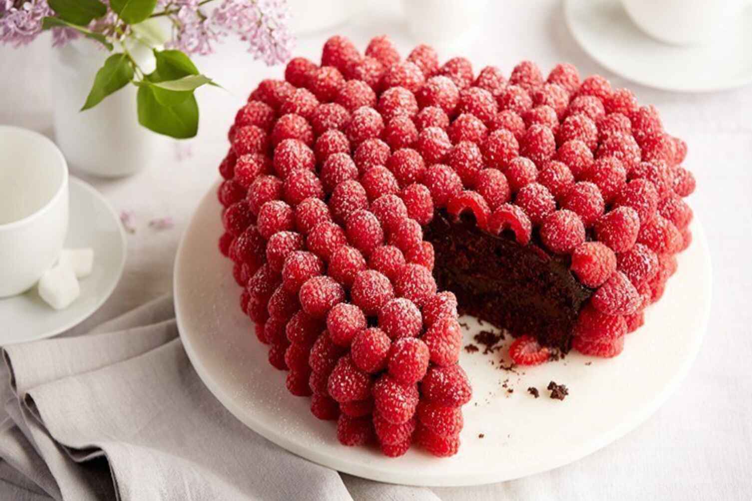 Вишуканий шоколадно-малиновий торт у формі серця