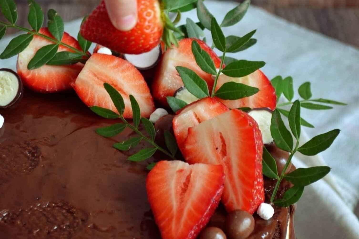 Шоколадно-кавовий торт з полуничними прошарками